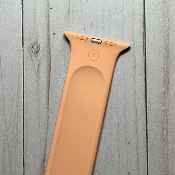 Apple Solo Loop Watch Band - Size 7 - 6"L - for 42mm, 44mm, and 45mm - Pre Owned - Picture 4 of 4